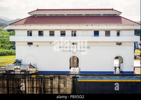 Canale di Panama (Miraflores Locks, Panama canal) Foto Stock