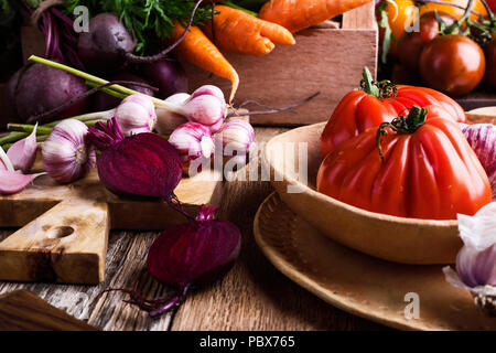 Organici freschi caserecci colofrul verdure su legno tavolo rustico, il tempo del raccolto Foto Stock