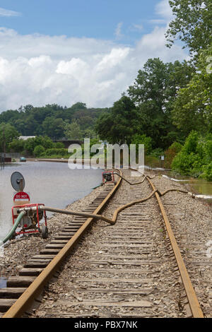 ASHEVILLE, North Carolina, Stati Uniti d'America - 30 Maggio 2018: per impieghi pesanti inondazioni industriali pompe acqua svuotare un appartamento immerso nella zona di parcheggio dopo forti inondazioni Foto Stock