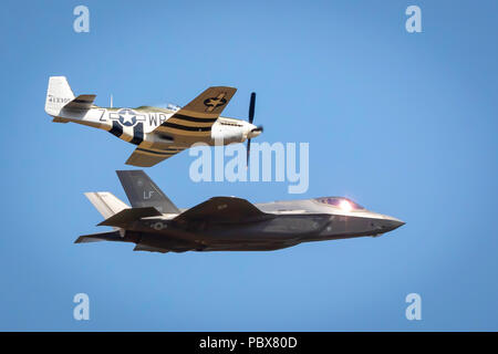 Fairford, Gloucestershire, Regno Unito - Luglio 14th, 2018: US Air Force Heritage Volo, P Mustang, Spitfire e F-35 Lightning 2 visualizzazione a RIAT 2018 Foto Stock