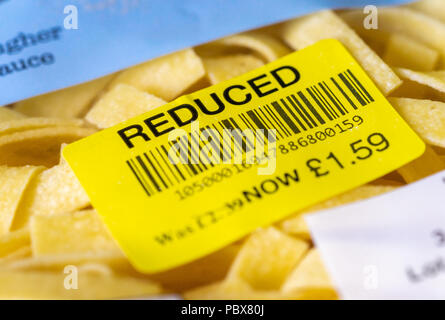 Codice a barre giallo A prezzo RIDOTTO su un sacchetto di pasta in un supermercato del Regno Unito Foto Stock