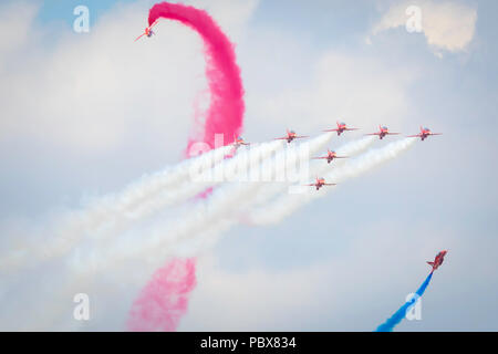 Fairford, Gloucestershire, Regno Unito - Luglio 14th, 2018: RAF Team Display frecce rosse Fairford International Air Tattoo 2018 nel loro Hawk T1 formatori a getto Foto Stock