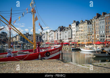 Storica la pesca in barca nel porto antico, Vieux Bassin, a Honfleur, Normandia, Francia Foto Stock