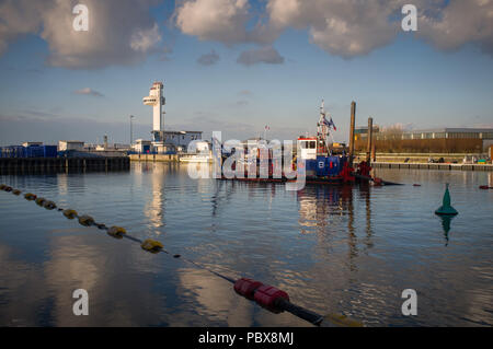 Dragaggio del bloccaggio del mare all'entrata del porto di Honfleur, Normandia, Francia Foto Stock