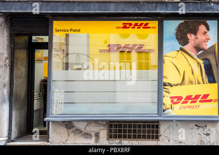 Belgrado, Serbia - Luglio 11, 2018: il Logo di DHL su uno di loro a Belgrado i punti di manutenzione. Appartenente a Deutsche Post DHL Express fornisce internationa Foto Stock