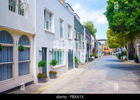 Mews esclusivo con lusso colorate case residenziali in Marylebone, un weatlhy borough di Londra centrale Foto Stock