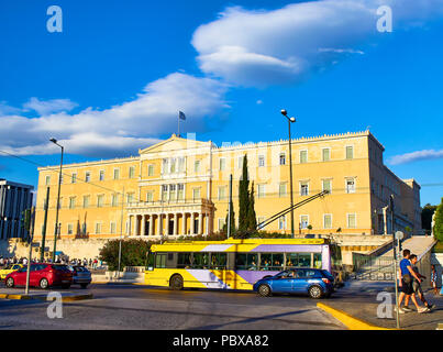 La facciata principale del Vecchio Palazzo Reale, il parlamento greco edificio, al tramonto. Vista da Vasilisis Leoforos Amalias Avenue, Piazza Syntagma, Atene. Foto Stock