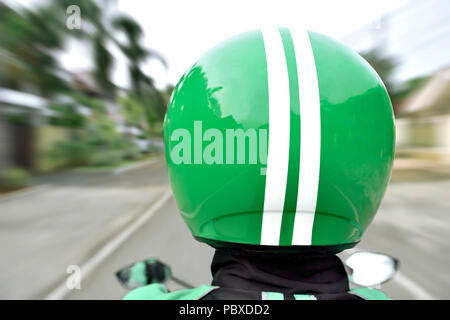Vista posteriore del motociclo taxi con veloce su strada urbana Foto Stock