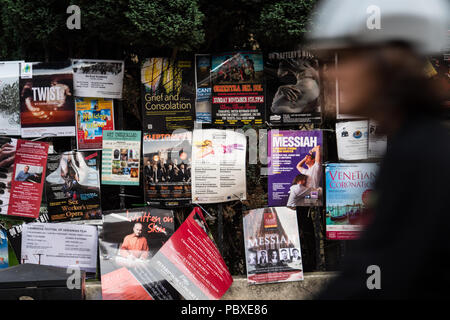 Manifesti promozionali pubblicità concerti di musica classica e colloqui. I poster sono attaccate alle ringhiere nella città universitaria di Cambridge, Inghilterra England Regno Unito. Foto Stock