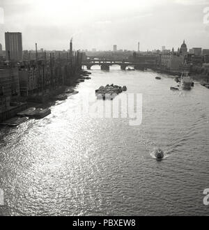 Anni '60, storico, una vista dall'alto lungo il fiume Tamigi, Londra, Inghilterra, Regno Unito che mostra la cupola della Cattedrale di St Paul in lontananza a destra e sulla sinistra uno dei nuovi e moderni blocchi torre che sono stati costruiti in questo momento. Foto Stock