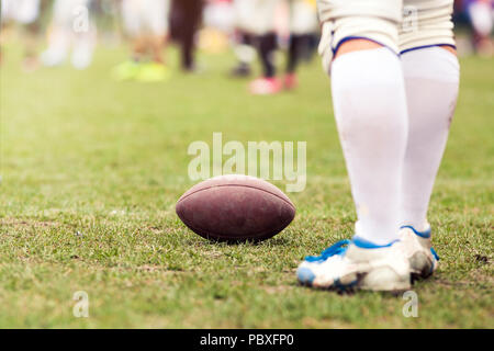 Il football americano sul campo - giocatori sfocati in background Foto Stock