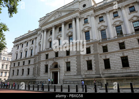 London / UK - 26 Luglio 2018: Vista di HM Tesoro, il Regno Unito è il ministero delle finanze, su Horse Guards Road Foto Stock