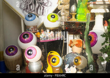 Eye-paralumi sagomati in un negozio la finestra di visualizzazione a Parigi, Francia. Foto Stock