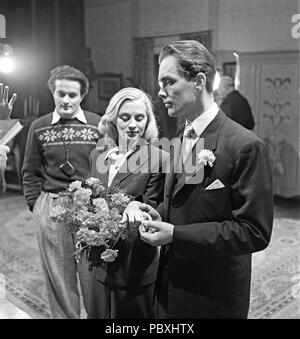 Ingmar Bergman. 1918-2007. Regista svedese. Nella foto qui 1947 sul set di un film del film la notte è il mio futuro, attori Mai Zetterling e Birger Malmsten. A sinistra film fotografo svedese Göran Strindberg. Il film aveva premiere 17 gennaio 1948. Fotografo: Kristoffersson/AE49-8 Foto Stock