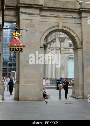 Thomas Pink shop segno e architettura ad arco che conduce alla Royal Exchange Square nel centro di Glasgow, Scotland, Regno Unito Foto Stock