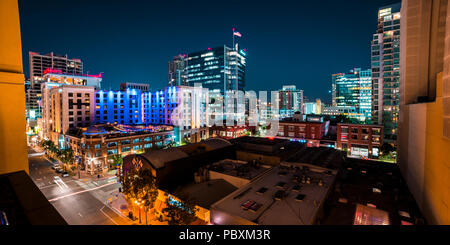 Skyline del centro di San Diego, paesaggio urbano, San Diego, California, USA di notte, 2016 Foto Stock