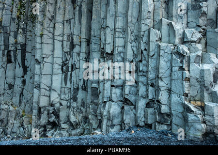 Colonne di basalto o pile di mare sulla spiaggia di Reynisfjara, Islanda, Europa Foto Stock