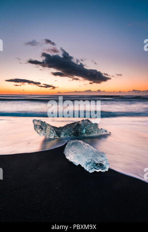 Jokulsarlon nero ghiaccio sabbia spiaggia e laguna, Islanda, Europa Foto Stock