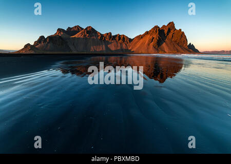 Paesaggio islandese, tramonto sul monte Vestrahorn, Stokksnes, Islanda, Europa Foto Stock