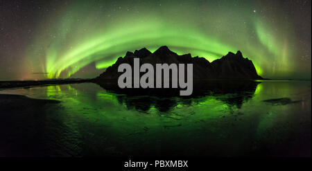 Aurora Boreale, luci del nord oltre Vestrahorn mountain, Islanda, Europa Foto Stock