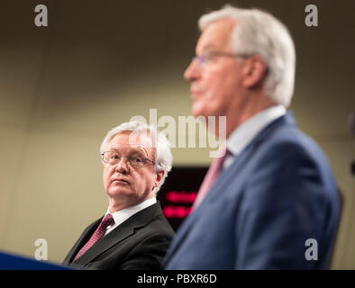 Il Belgio, Bruxelles, su 3/19/2018 : David Davis, il Segretario di Stato britannico per la chiusura dell'Unione europea e di Michel Barnier, commissario europeo Foto Stock