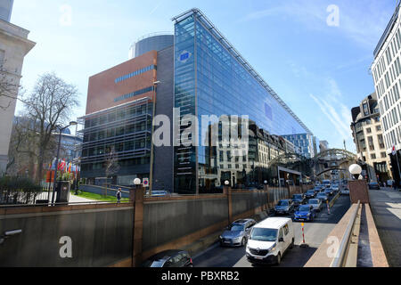 Il Belgio, Bruxelles: la facciata in vetro del Jacques Delors building, Comitato economico e sociale europeo sede (CESE), che si trova in Rue Belliard 99 Foto Stock