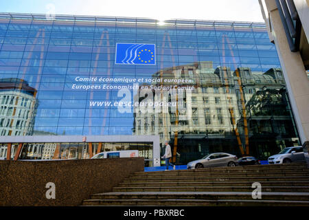 Il Belgio, Bruxelles: la facciata in vetro del Jacques Delors building, Comitato economico e sociale europeo sede (CESE), che si trova in Rue Belliard 99 Foto Stock