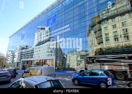 Il Belgio, Bruxelles: la facciata in vetro del Jacques Delors building, Comitato economico e sociale europeo sede (CESE), che si trova in Rue Belliard 99 Foto Stock