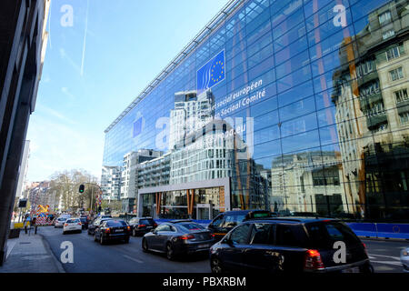 Il Belgio, Bruxelles: la facciata in vetro del Jacques Delors building, Comitato economico e sociale europeo sede (CESE), che si trova in Rue Belliard 99 Foto Stock