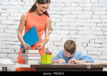 Docente aiutare lo studente con il difficile compito di scuola Foto Stock