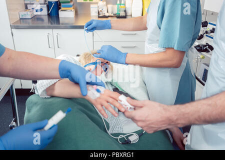 Team di medici preparando per endoscopia Foto Stock