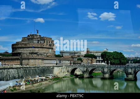 Il Mausoleo di Adriano, detto Castel Sant'Angelo, è eretto sulla riva destra del Tevere, tra il 134 d.C. e il 139, Parco Adriano, Roma, Italia Foto Stock