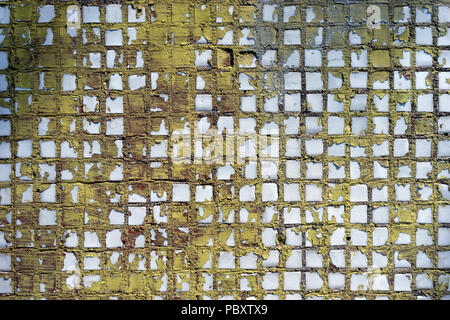 Le piazze di piastrelle bianche sulle pareti dipinte con vernice gialla Foto Stock