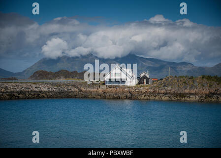 La vista dalla strada per Henningsvaer, Isole Lofoten in Norvegia. Foto Stock