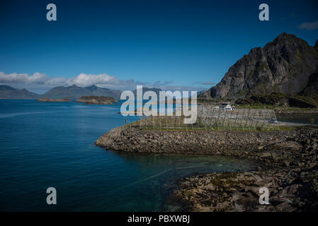 La vista dalla strada per Henningsvaer, Isole Lofoten in Norvegia. Foto Stock
