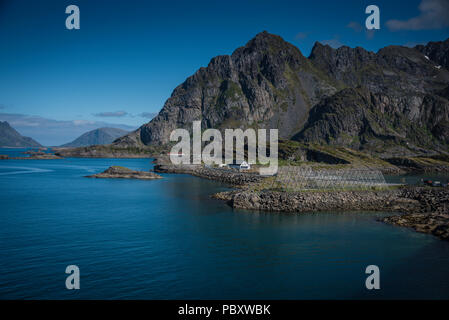 La vista dalla strada per Henningsvaer, Isole Lofoten in Norvegia. Foto Stock