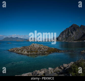 La vista dalla strada per Henningsvaer, Isole Lofoten in Norvegia. Foto Stock