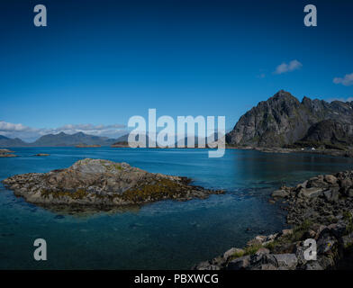 La vista dalla strada per Henningsvaer, Isole Lofoten in Norvegia. Foto Stock