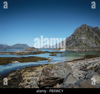 La vista dalla strada per Henningsvaer, Isole Lofoten in Norvegia. Foto Stock