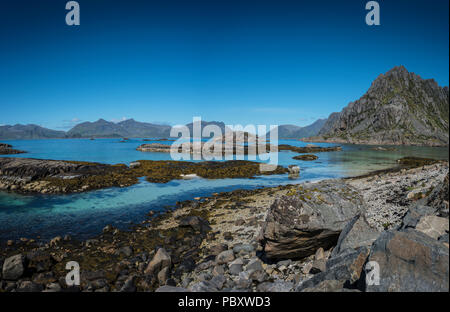 La vista dalla strada per Henningsvaer, Isole Lofoten in Norvegia. Foto Stock