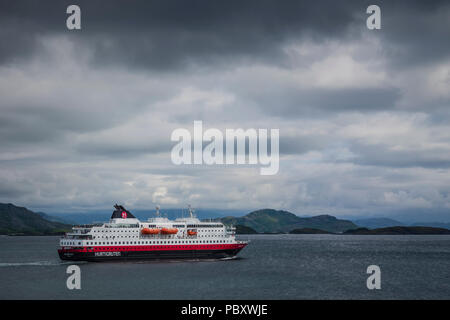 MS Richard con la navigazione di uno stretto canale vicino al Torghatten, Brønnøysund, Norvegia. Foto Stock