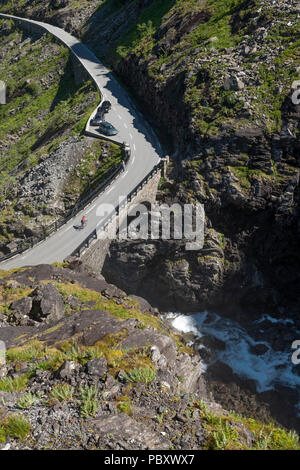 Vista aerea di un ciclista femmina nella discesa della famosa Trollstigen pass, Norvegia Foto Stock