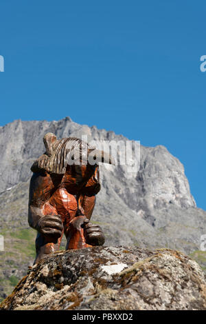 Un troll si affaccia sulla Trollstigen Pass, Norvegia. Foto Stock