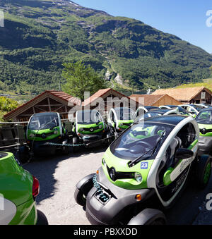 Renault Twizy auto carica fino a Geiranger, Norvegia. Foto Stock