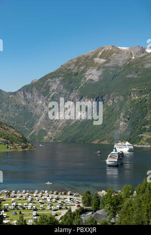 Il Pacific Princess e Amadea nave da crociera nel Fiordo di Geiranger, Norvegia Foto Stock