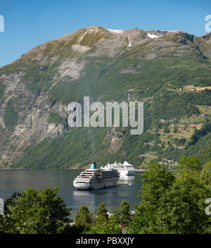 Il Pacific Princess e Amadea nave da crociera nel Fiordo di Geiranger, Norvegia Foto Stock