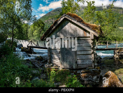 Un tetto turfed capanna in Olden, Norvegia Foto Stock