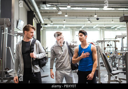 Giovani amici nella moderna palestra crossfit, saluto ogni altro. Foto Stock