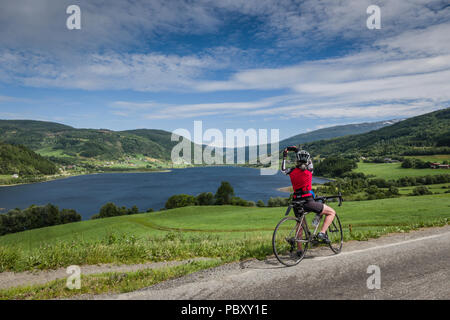 Un ciclista femmina di scattare una foto su un telefono cellulare Foto Stock