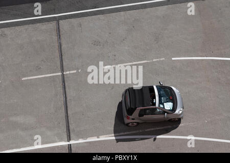 Vista aerea del tetto di un'automobile guida su asfalto Foto Stock